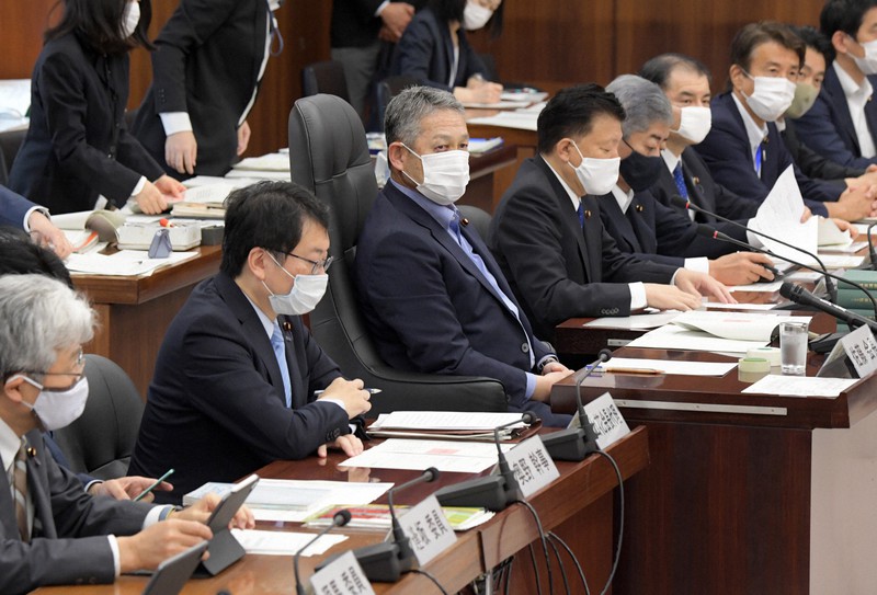 衆院憲法審査会に臨む与野党の議員ら。中央は佐藤勉会長=国会内で2020年5月28日午前9時31分、竹内幹撮影