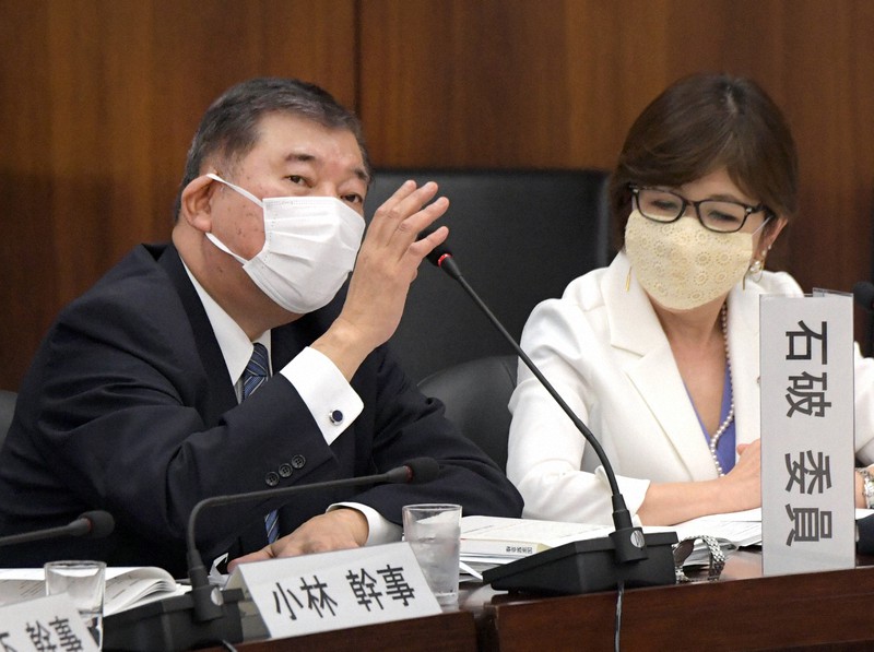 衆院憲法審査会で発言する自民党の石破茂元幹事長(左)=国会内で2020年5月28日午前10時55分、竹内幹撮影
