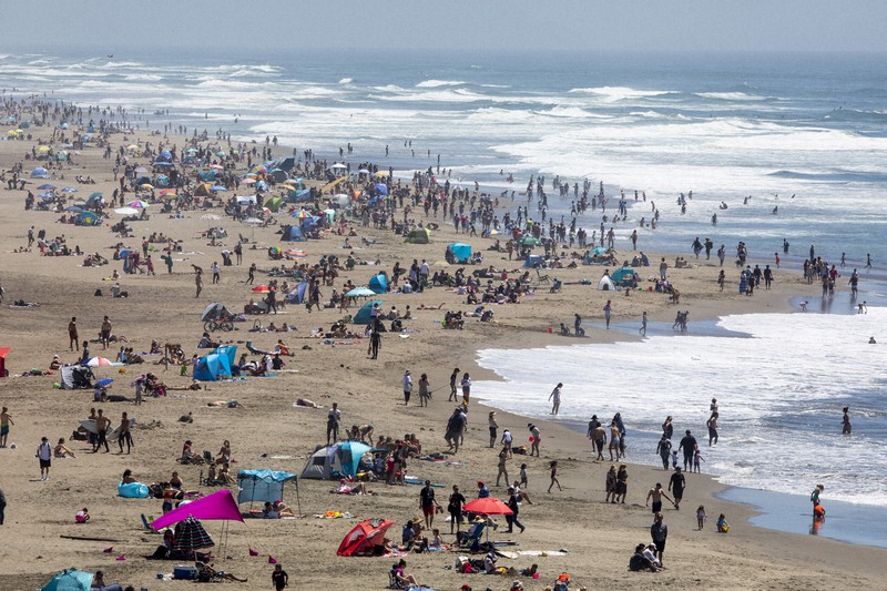 多くの人でにぎわうビーチ=米カリフォルニア州サンフランシスコで25日、AP