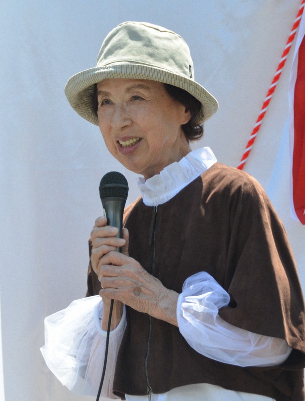 森の墓苑のイベントであいさつする八千草薫さん=2019年5月26日、金沢衛撮影