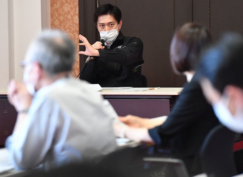 大阪府の新型コロナウイルス対策本部会議で発言する吉村洋文知事(奥)=大阪市中央区で2020年5月28日午後3時45分、木葉健二撮影