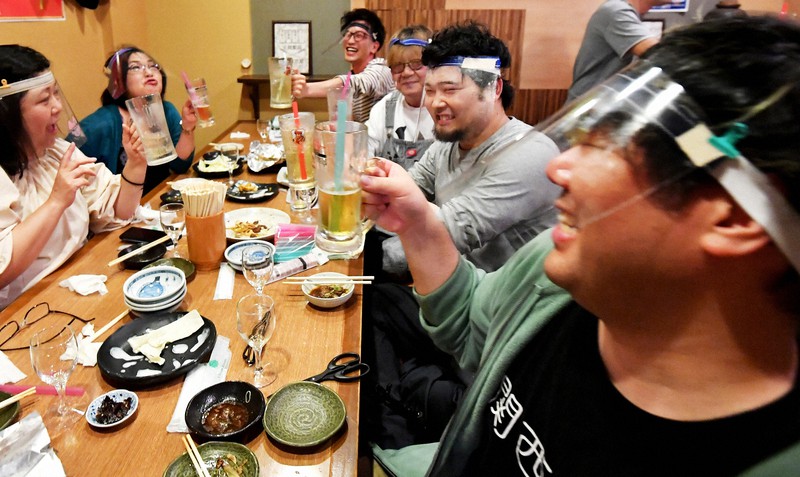 フェースシールドをしながら飲食を楽しむ人たち=大阪市中央区で、山田尚弘撮影