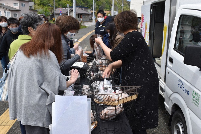 障害者が手作りしたパンの即席販売所。行列ができ、開店直後に約100個が完売した=北海道網走市北12条東1の3で