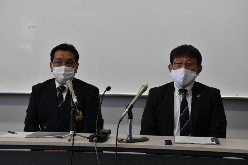 県独自の試合を開催することを発表した菅野光広会長(左)と藤田光明理事長=宇都宮市の宇都宮工業高で