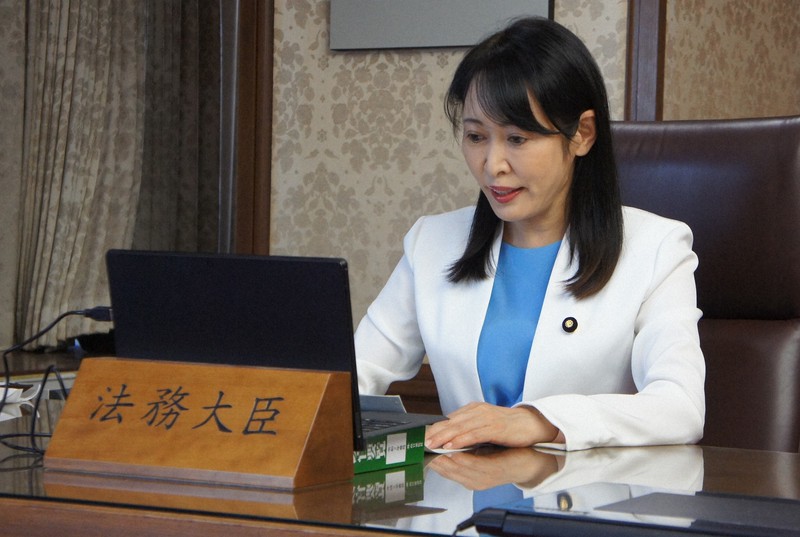 パソコンを通じたオンラインで法務省幹部に訓示を述べる森雅子法相=東京・霞が関の法務省で29日、村上尊一撮影
