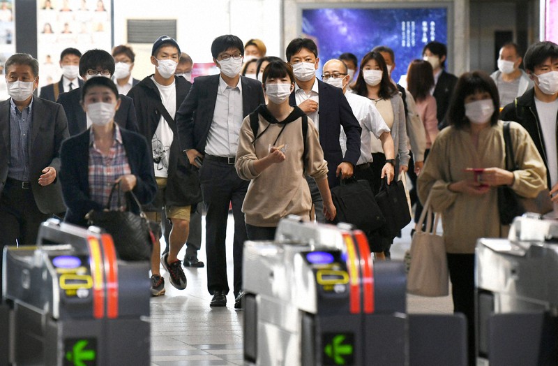 マスクを着けて職場や学校に向かう人たち=JR小倉駅で2020年5月29日午前8時4分、矢頭智剛撮影