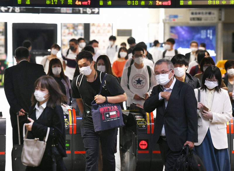 マスクを着けて職場や学校に向かう人たち=JR小倉駅で2020年5月29日午前8時、矢頭智剛撮影