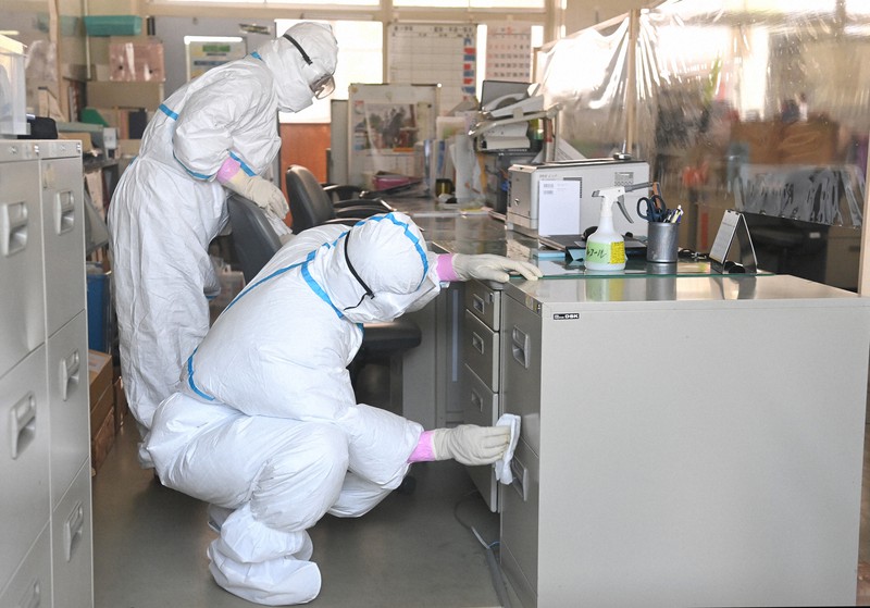 感染者が発生した企救中で、校舎内を消毒する専門業者=北九州市小倉南区で2020年5月29日午前9時35分、徳野仁子撮影