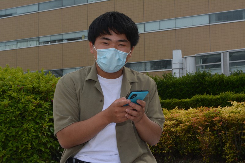 提訴を予定する渉さん。スマートフォンで日々ゲームやツイッターをしている=高松市内で2020年5月25日午後3時28分、金志尚撮影