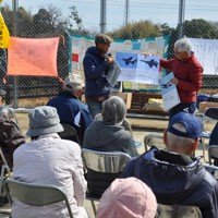米軍岩国基地を離着陸する米軍機の現状などについて報告を聞く住民ら。集会には以前、米軍属による事故で亡くなった男性も参加していた＝山口県岩国市牛野谷町で2020年3月1日、桐野耕一撮影