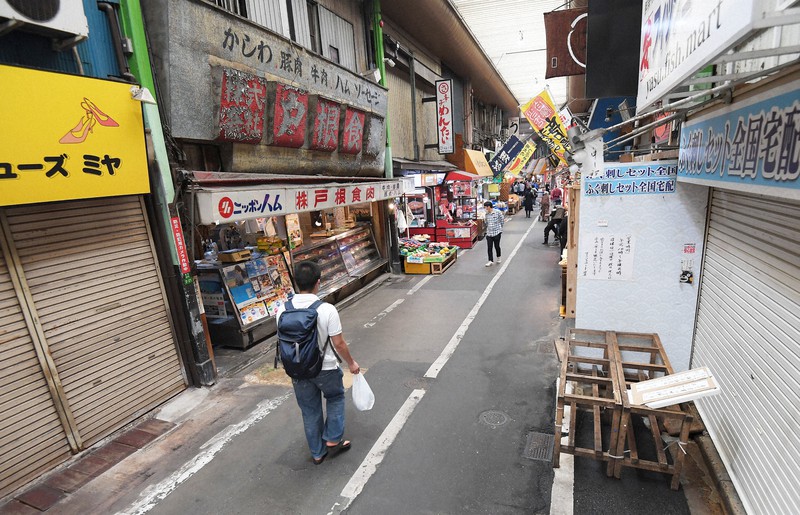シャッターを閉める店もあった北九州市の旦過市場=同市小倉北区で2020年5月30日午後1時53分、津村豊和撮影