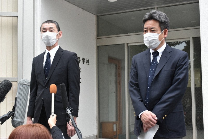 代替大会の開催について説明する県高野連の橋本浩会長(左)ら=高知市桟橋通2の高知工業高で2020年5月30日午後3時23分、北村栞撮影