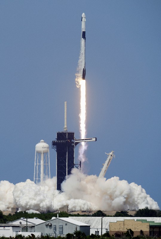 コロナ禍でも決行 米「クルードラゴン」が切り開く宇宙ビジネスの新