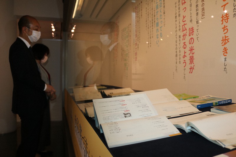 少年少女の心を育てた中也の詩を紹介する「教科書で読んだ中也の詩」展=山口市湯田温泉の中原中也記念館で、降旗英峰撮影