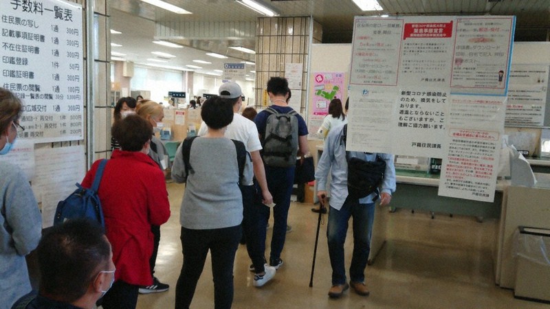 自治体の窓口にはマイナンバー関連の手続きで早朝から行列ができていた=東京都品川区の品川区役所で5月14日午前8時23分、道永竜命撮影