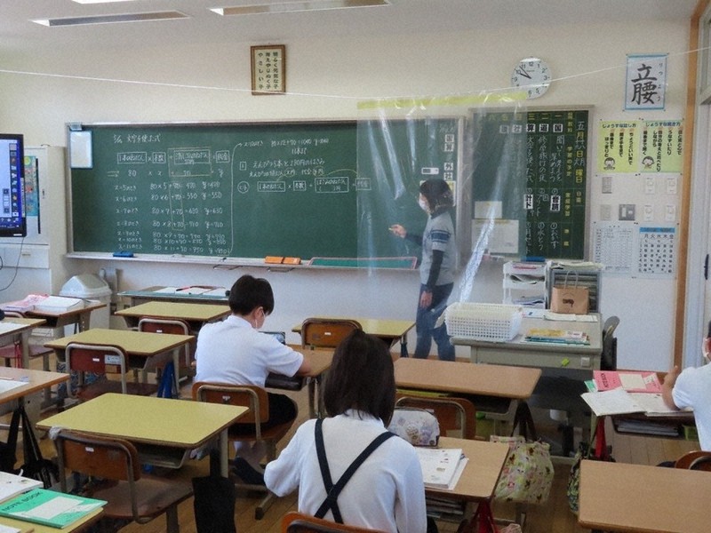 教職員が設置した手作りのビニールシート=愛媛県四国中央市の市立松柏小学校で5月14日、松柏小提供