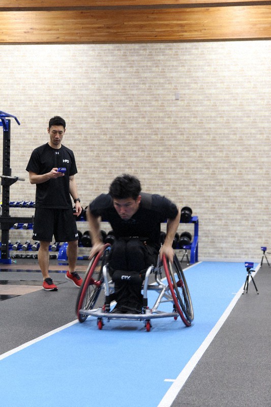 NSCAジャパンで車いすバスケットボール男子の永田裕幸を指導する渡部一郎さん(左)。トレーニング再開後は、けが防止のために徐々に体を慣らす必要性を強調する=渡部さん提供
