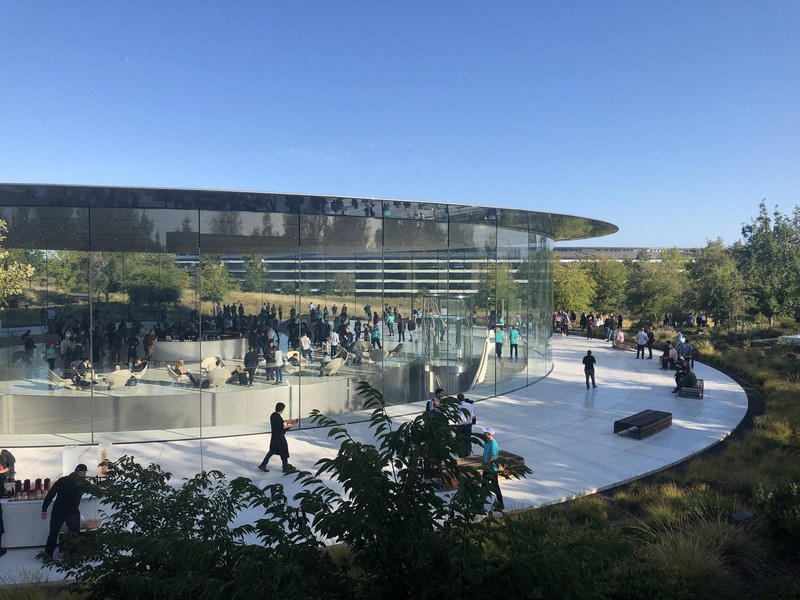 アップル本社の講堂「スティーブ・ショブズ・シアター」=米カリフォルニア州クパチーノのアップル本社で2019年9月、中井正裕撮影