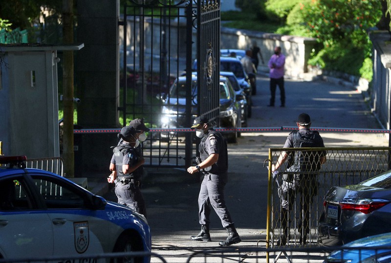 家宅捜索が続くリオデジャネイロ州知事公邸の周囲を巡回する警察官=ブラジル・リオデジャネイロで5月26日、ロイター