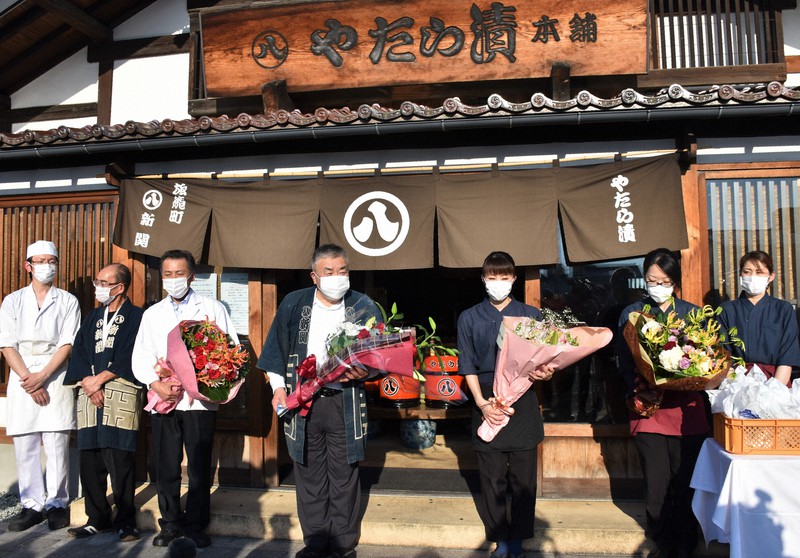 閉店のあいさつを行う新関芳則社長(中央)ら従業員=山形市で2020年5月31日、日高七海撮影