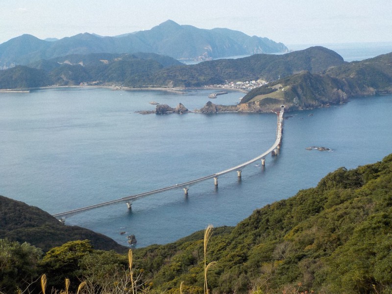 8月の開通に向け工事が進む「甑大橋」。手前が中甑島=鹿児島県提供