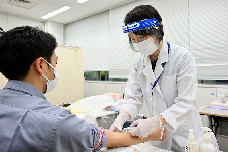 新型コロナウイルスの抗体保有調査会場で行われた採血のデモンストレーション=東京都板橋区で2020年6月1日午前8時27分、北山夏帆撮影