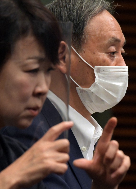 記者会見する菅義偉官房長官=首相官邸で2020年6月1日午前11時22分、竹内幹撮影