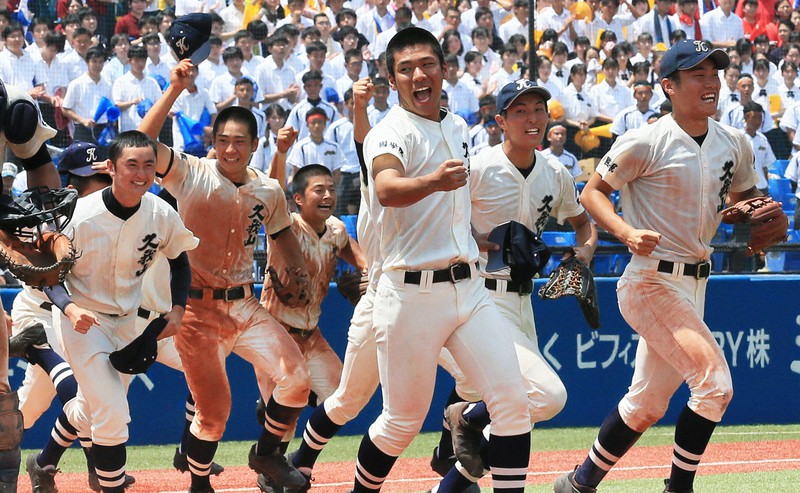 昨夏の西東京大会決勝で勝利し、甲子園出場を決めて喜ぶ国学院久我山の選手たち=神宮球場で2019年7月28日、玉城達郎撮影