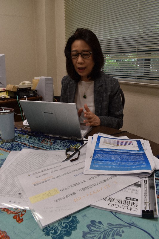 テレビ会議システムを使って、学生からの質問に答える麻原きよみ教授=東京都中央区の聖路加国際大学で5月22日、石田奈津子撮影