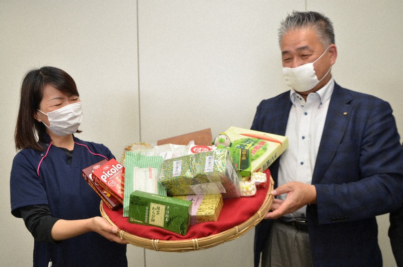 新型コロナ 宇治の銘菓でエール 観光土産品組合 高齢者施設に寄贈 大量の在庫を活用 京都 毎日新聞