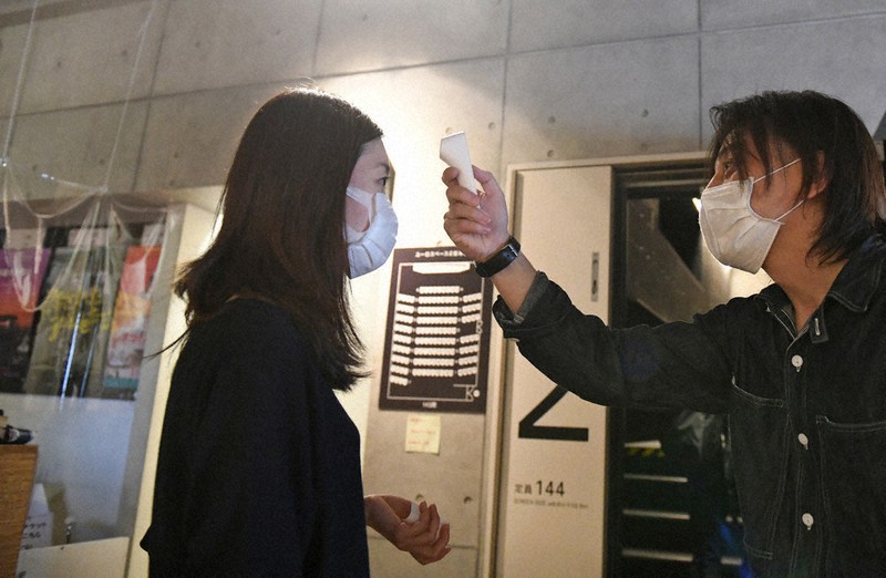 再開した映画館で上映前に行われる入場者の検温=東京都渋谷区のユーロスペースで1日、内藤絵美撮影