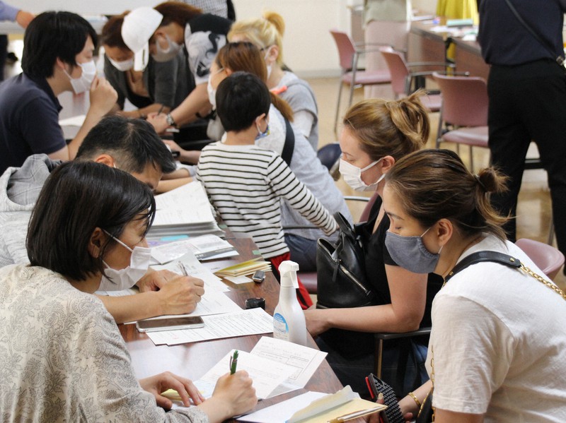 コロナ禍で職を失うなどした多数の外国人が来場した外国人給付金総会=5月30日、大阪市中央区島之内2の道仁連合会館で