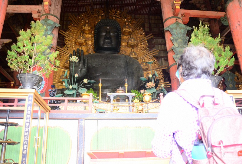 大仏に祈りをささげる女性=奈良市の東大寺で