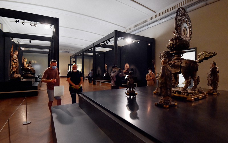 再開した東京国立博物館で、マスクを着用し距離を取って展示物を鑑賞する来館者=東京都台東区で2020年6月2日午前11時21分、滝川大貴撮影