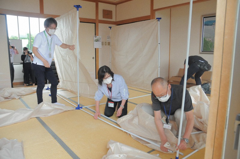 入り口で体温測定 感染疑いは専用室へ コロナ対応避難所 宇都宮市で設置訓練 毎日新聞