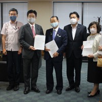 ヤングケアラーらへの緊急支援を求める要望書を加藤勝信厚生労働相（左から3番目）に手渡した、河村建夫元官房長官（同4番目）と日本ケアラー連盟の代表者ら＝厚労省で2020年6月2日午後5時34分、田中裕之撮影