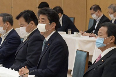政府与党連絡会議で第2次補正予算案などについて発言する安倍晋三首相（中央）＝首相官邸で2020年6月1日、竹内幹撮影