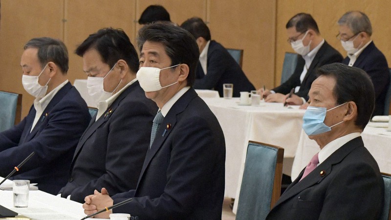 政府与党連絡会議で第2次補正予算案などについて発言する安倍晋三首相(中央)=首相官邸で2020年6月1日、竹内幹撮影