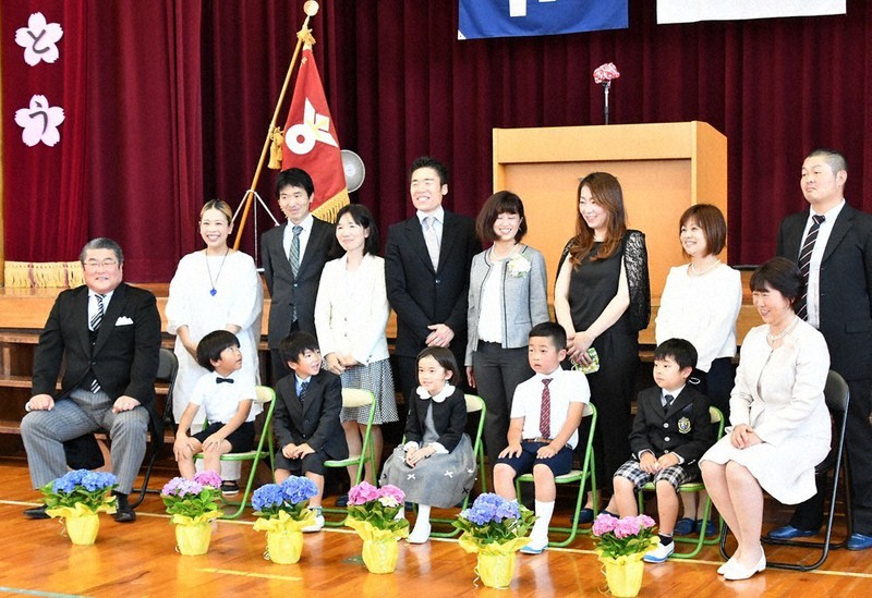 2カ月遅れ、最後の入学式 三木・上吉川小 新1年生5人に笑顔 ／兵庫 毎日新聞