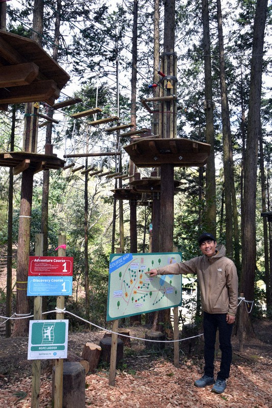 新設備を案内する米田さん=奈良県王寺町で、熊谷仁志撮影