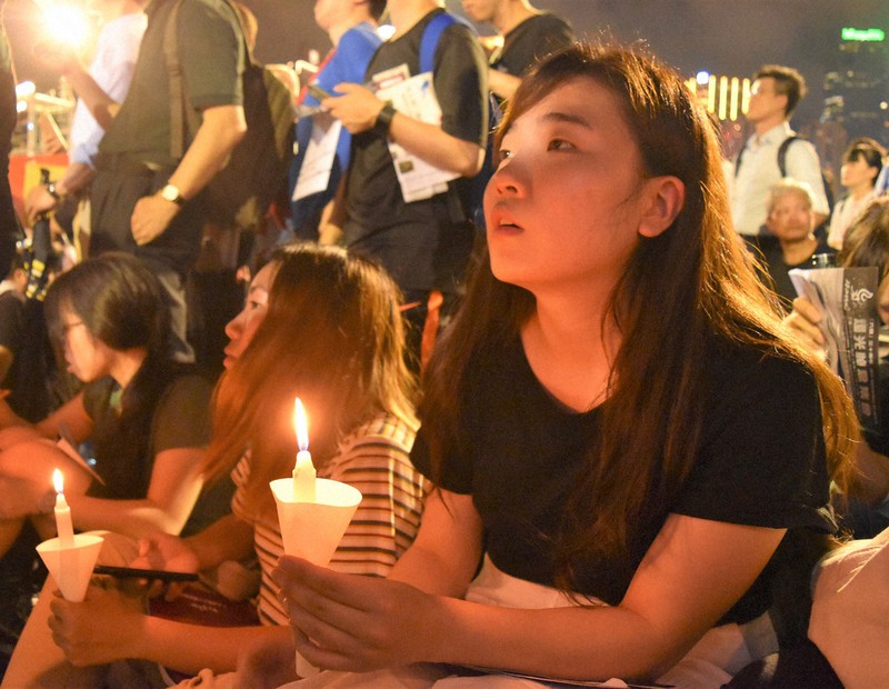 2019年6月4日にあった天安門事件の追悼集会では、大勢の市民がろうそくを手にして参加した=香港中心部のビクトリア公園で、福岡静哉撮影