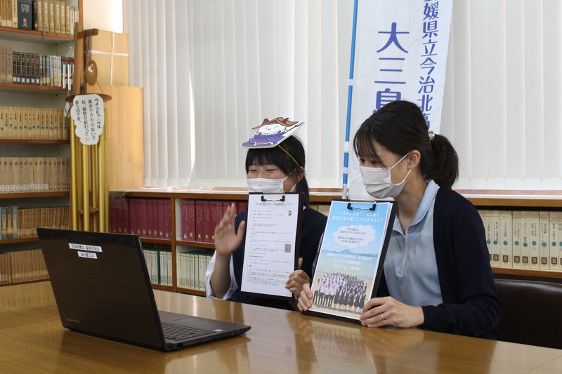 分かりやすく魅力を伝えようとオンライン説明会の準備をする生徒会長の三川真央さん(左)と教師=愛媛県立今治北高大三島分校提供