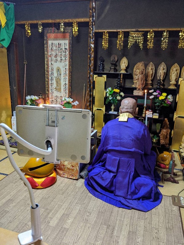 電子端末で読経の様子を撮影し寺から配信する僧侶=「鎌倉新書」提供