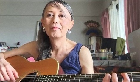 女性に生まれ変わり、ギタリスト兼俳優として活動している元MLB代理人のコウタさん=テレビ会議システム「Zoom」から