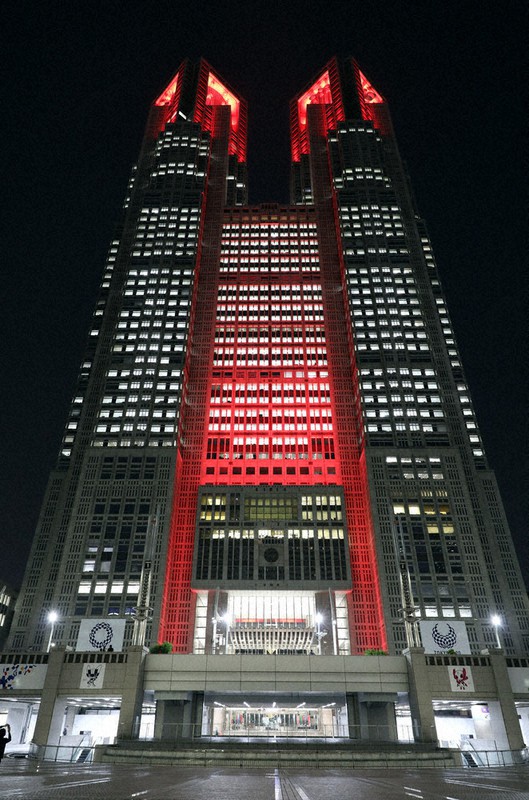 東京アラートが発令され、赤くライトアップされた東京都庁=東京都新宿区で2020年6月3日午後8時、小川昌宏撮影