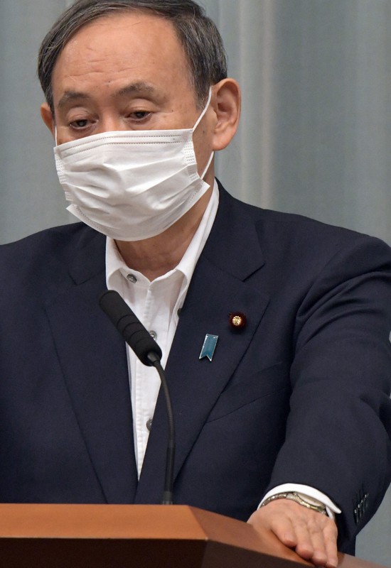 記者会見に臨む菅義偉官房長官=首相官邸で2020年6月4日午前11時22分、竹内幹撮影