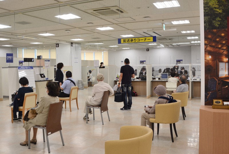 岩田屋本店で中元を申し込む客。待合席の間隔を広げている=福岡市中央区で2020年6月3日午前10時11分、久野洋撮影