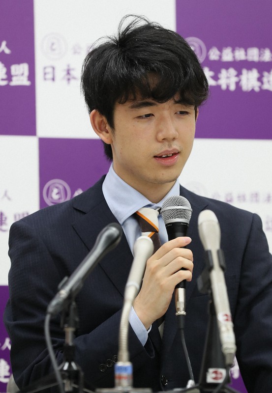 史上最年少でタイトル挑戦を決め、記者会見する藤井聡太七段=東京都渋谷区の将棋会館で2020年6月4日午後8時15分、玉城達郎撮影