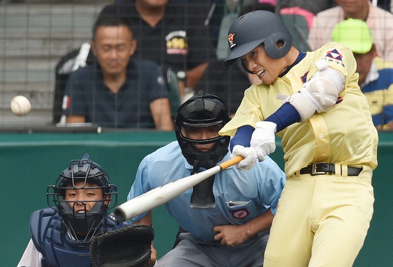 第96回全国高校野球選手権大会1回戦(静岡-星稜)、八回裏星稜1死二塁、岩下が右中間適時二塁打を放つ(捕手・堀内)。1998年以来16年ぶりの甲子園勝利を挙げた=阪神甲子園球場で2014年8月12日、喜屋武真之介撮影