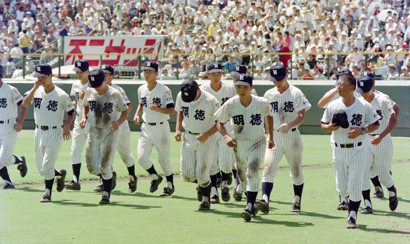 第74回全国高校野球選手権大会3回戦(広島工-明徳義塾)の試合後、スタンドにあいさつして引き上げる明徳義塾の馬淵監督(右手前)=阪神甲子園球場で1992年8月22日